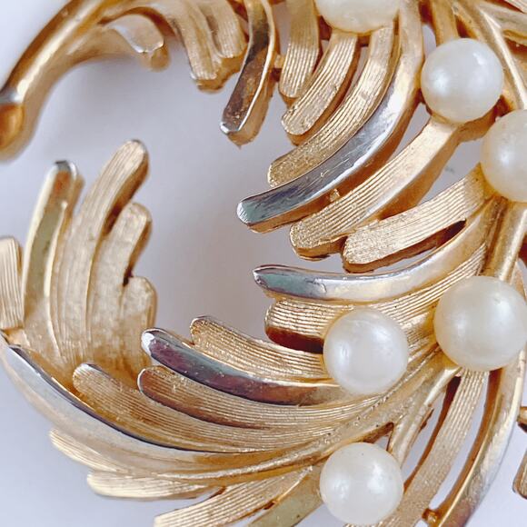 VTG Signed Trifari Brooch Mid Century Gold Tone Faux Pearl Swirl Leaf 1950s - Picture 7 of 11
